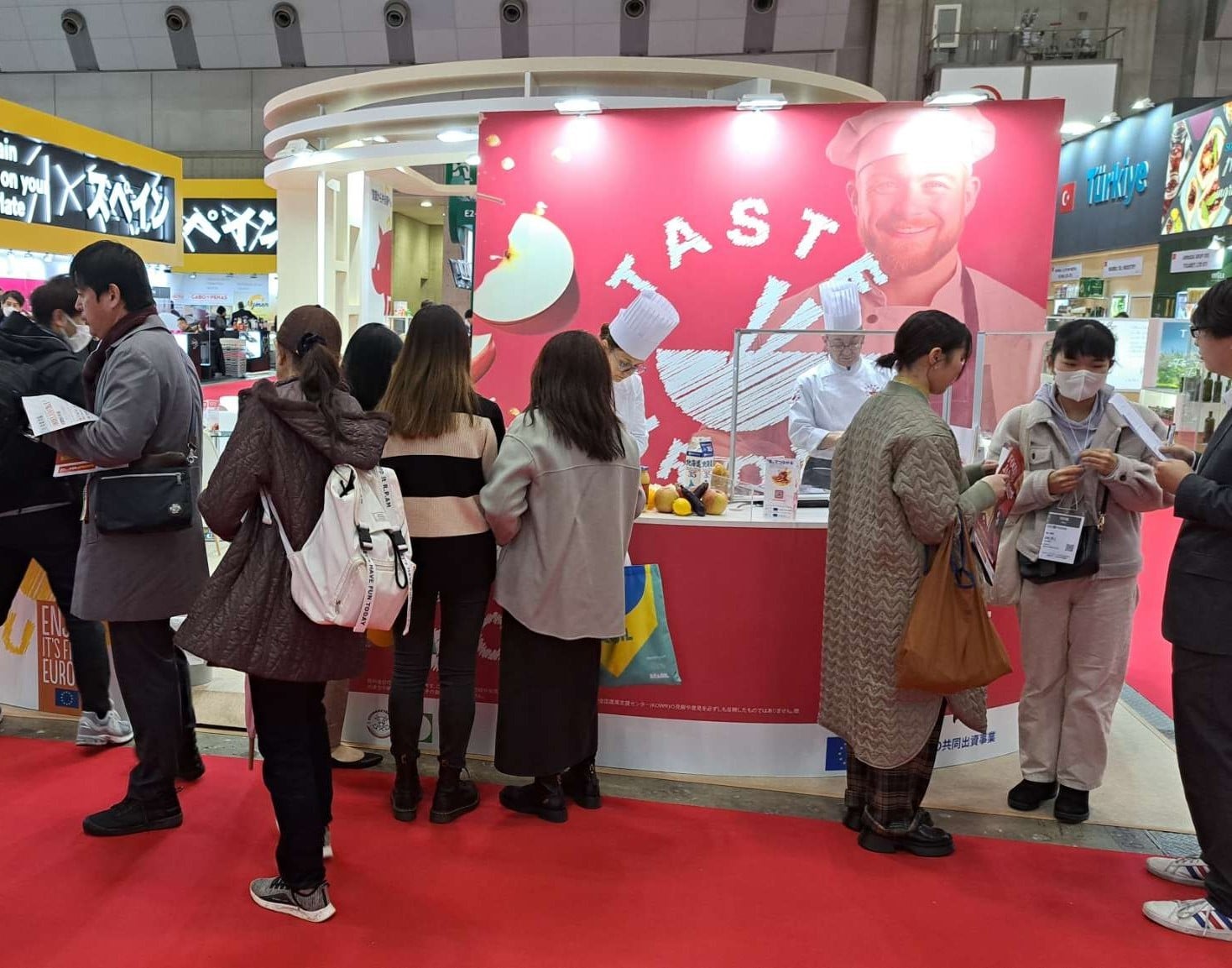 stoisko kulinarne na targach żywności z odwiedzającymi